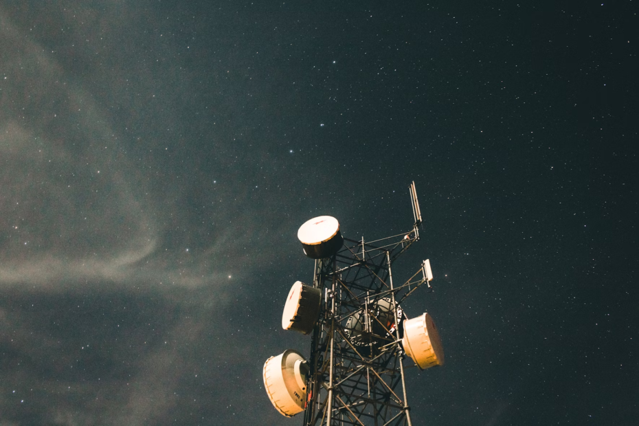 Photographie du ciel étoilé avec une antenne au milieu