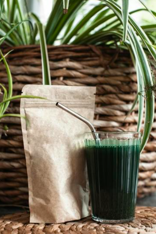 Verre de jus de pomme accompagné de spiruline comme subsitut au café