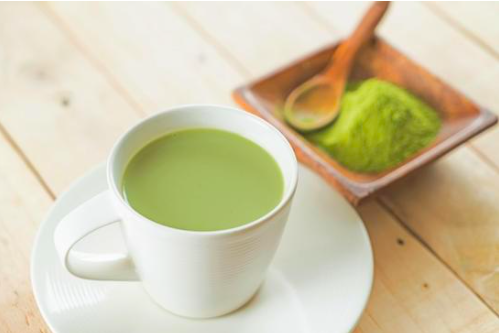 Tasse de matcha latte comme subsitut au café